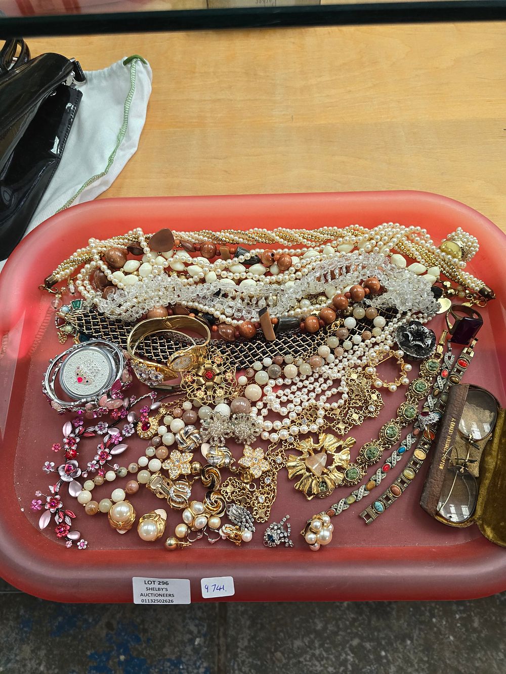 Lot 296: 1 X TRAY CONTAINING COSTUME JEWELLERY WARE ITEMS