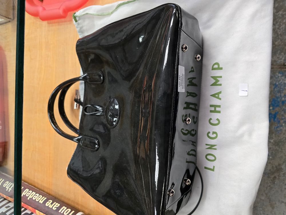 Lot 297: 1 X LADIES LONGSHARP DESIGNER HANDBAG