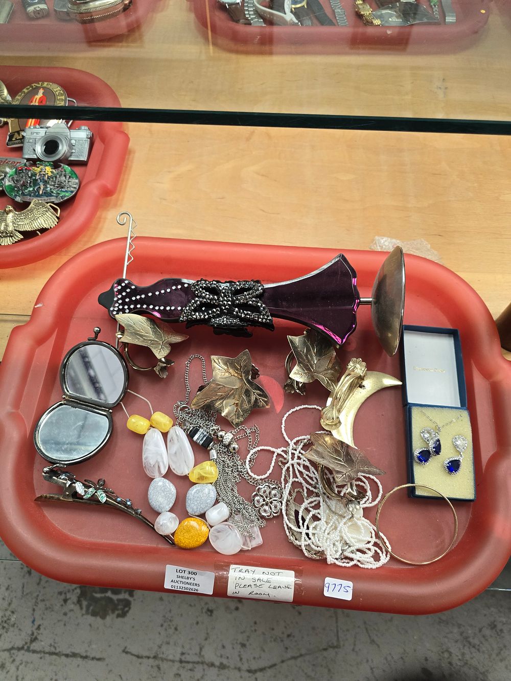 Lot 300: 1 X TRAY CONTAINING COSTUME JEWELLRY WARE ETC