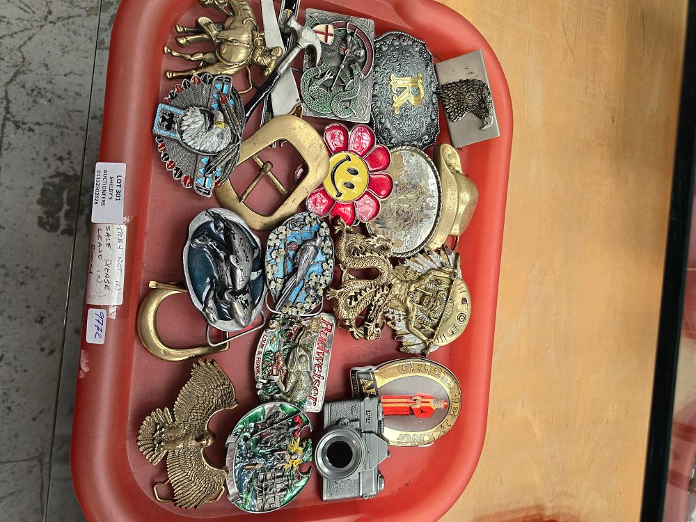 Lot 301: 1 X TRAY CONTAINING VARIOUS BELT BUCKLES