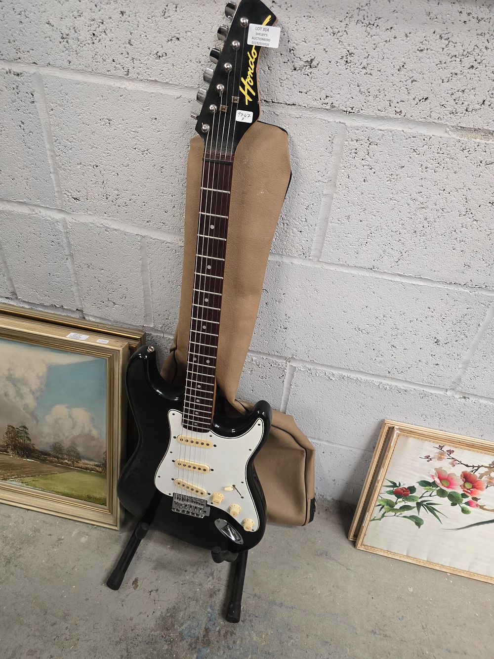 Lot 314: 1 X HONDO BLACK AND WHITE ELECTRIC GUITAR
