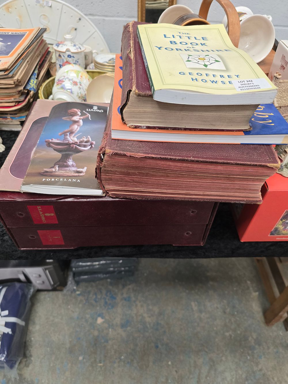 Lot 342: SELECTION OF LLADRO MAGAZINES WITH VARIOUS BOOKS ON...