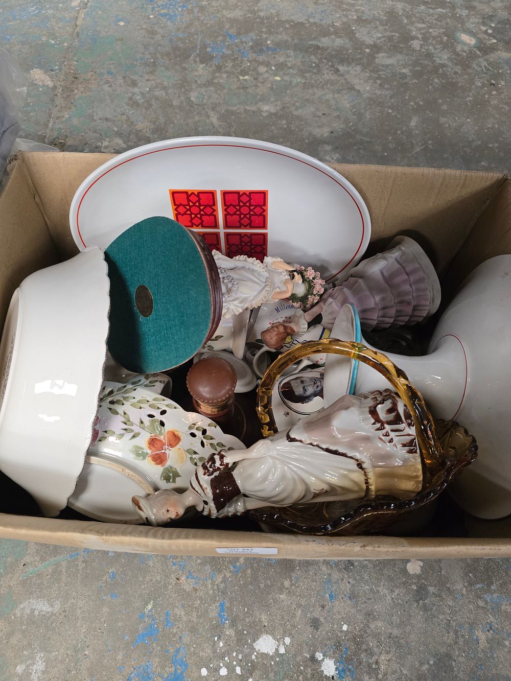 Lot 347: 1 X BOX CONTAINING POTTERY WARE