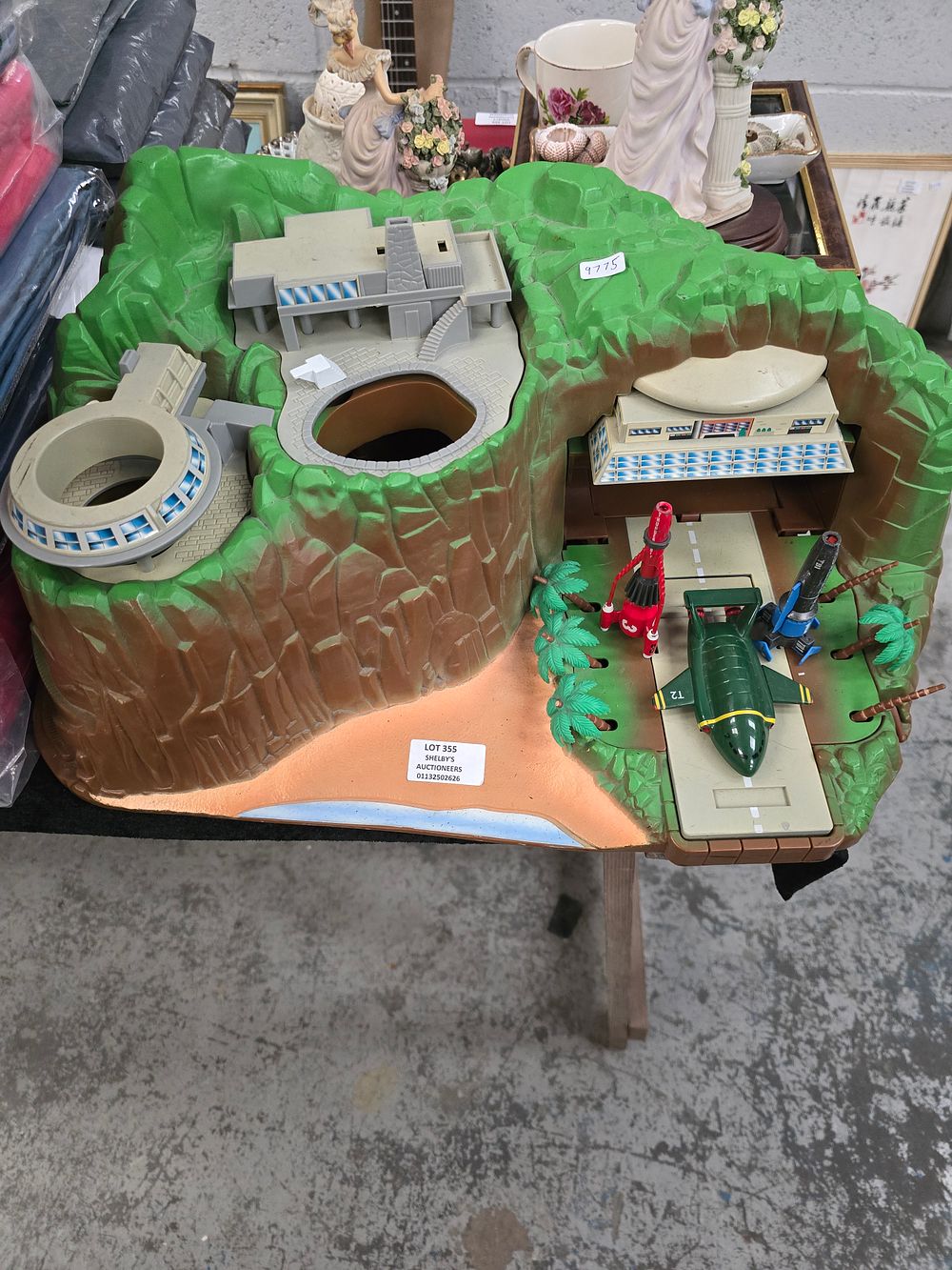 Lot 355: 1 X THUNDER BIRDS ISLAND WITH VEHICLES
