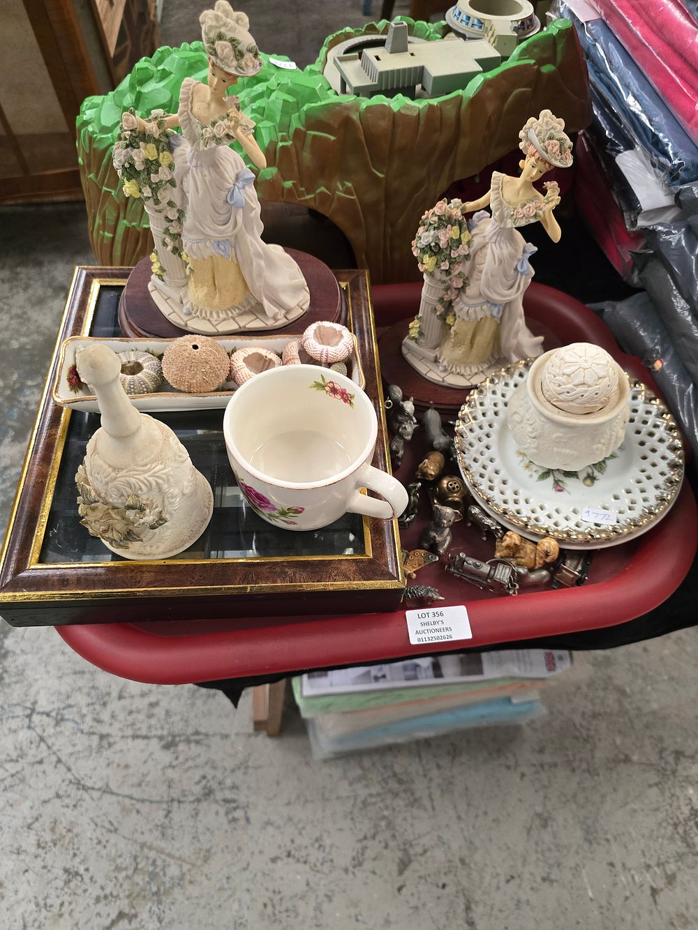 Lot 356: SELECTION OF POTTERY WARE ITEMS WADE LEONDARDO ETC