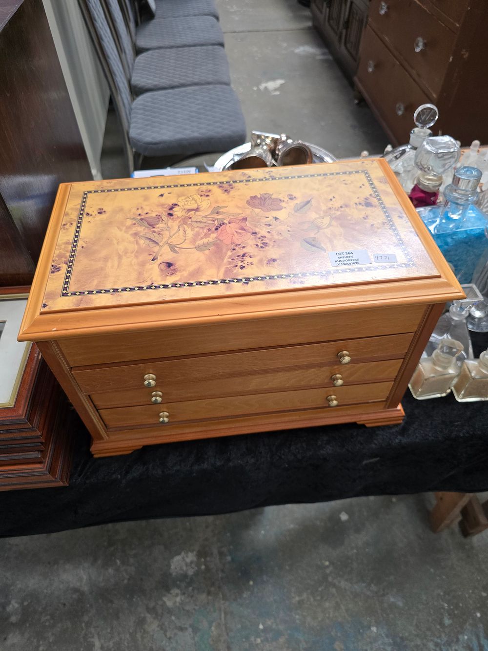 Lot 364: 1 X VINTAGE JEWELLERY CASE
