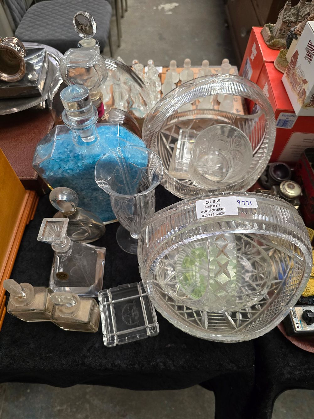 Lot 365: SELECTION OF GLASS WARE ITEMS ETC