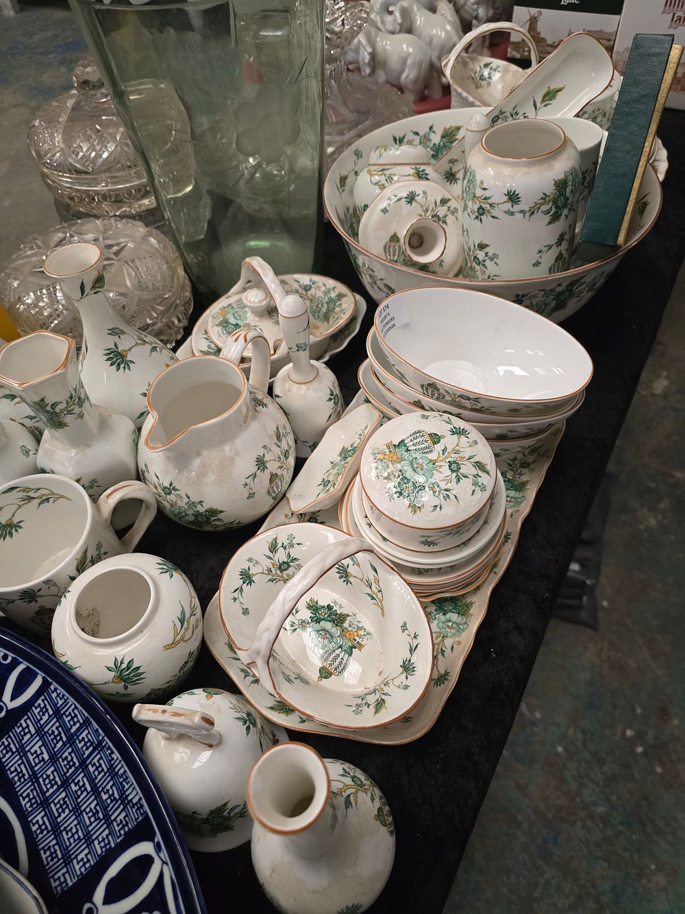 Lot 374: SELECTION OF STAFFORDSHIRE POTTERY WARE ITEMS