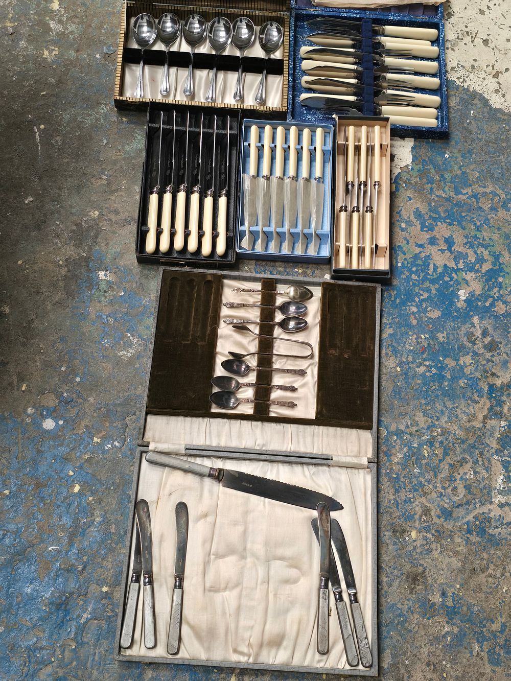 Lot 378: SLECTION OF BOXED CUTLERY WARE ITEMS