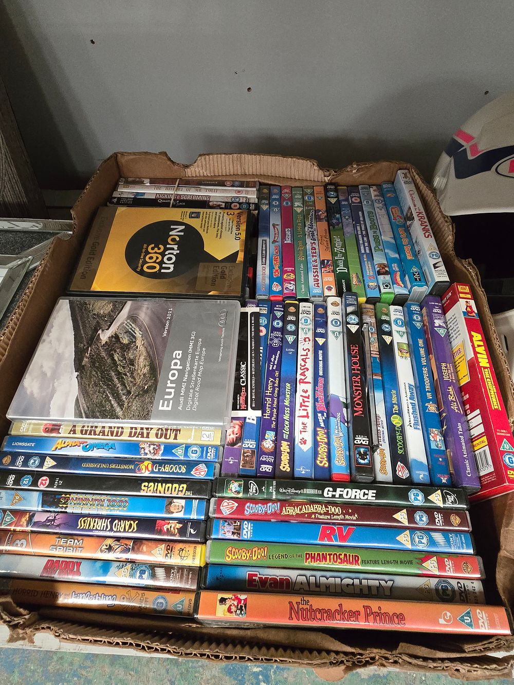 Lot 385: 1 X BOX CONTAINING VARIOUS CHILDRENS DVDS
