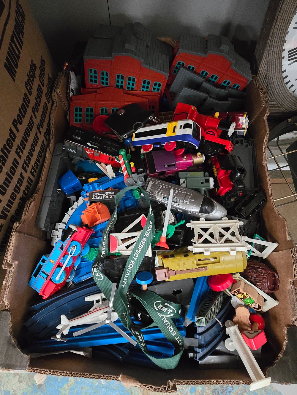 Lot 387: 1 X BOX CONTAINING TOMY THOMAS TANK ENGINE...