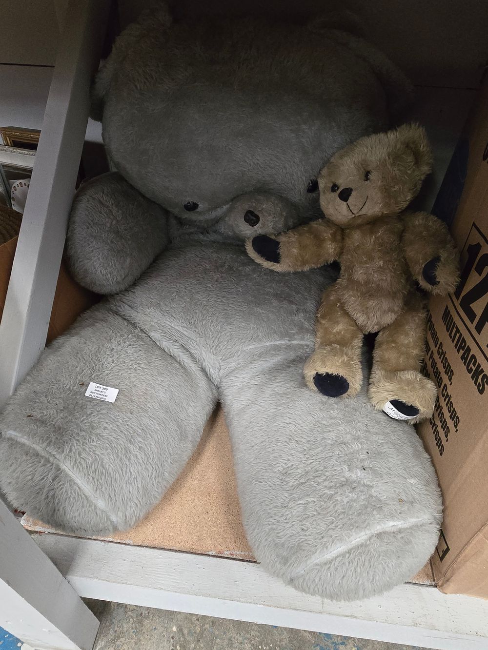 Lot 389: 1 X LARGE VINTAGE WITH MERRY THOUGHT BEAR