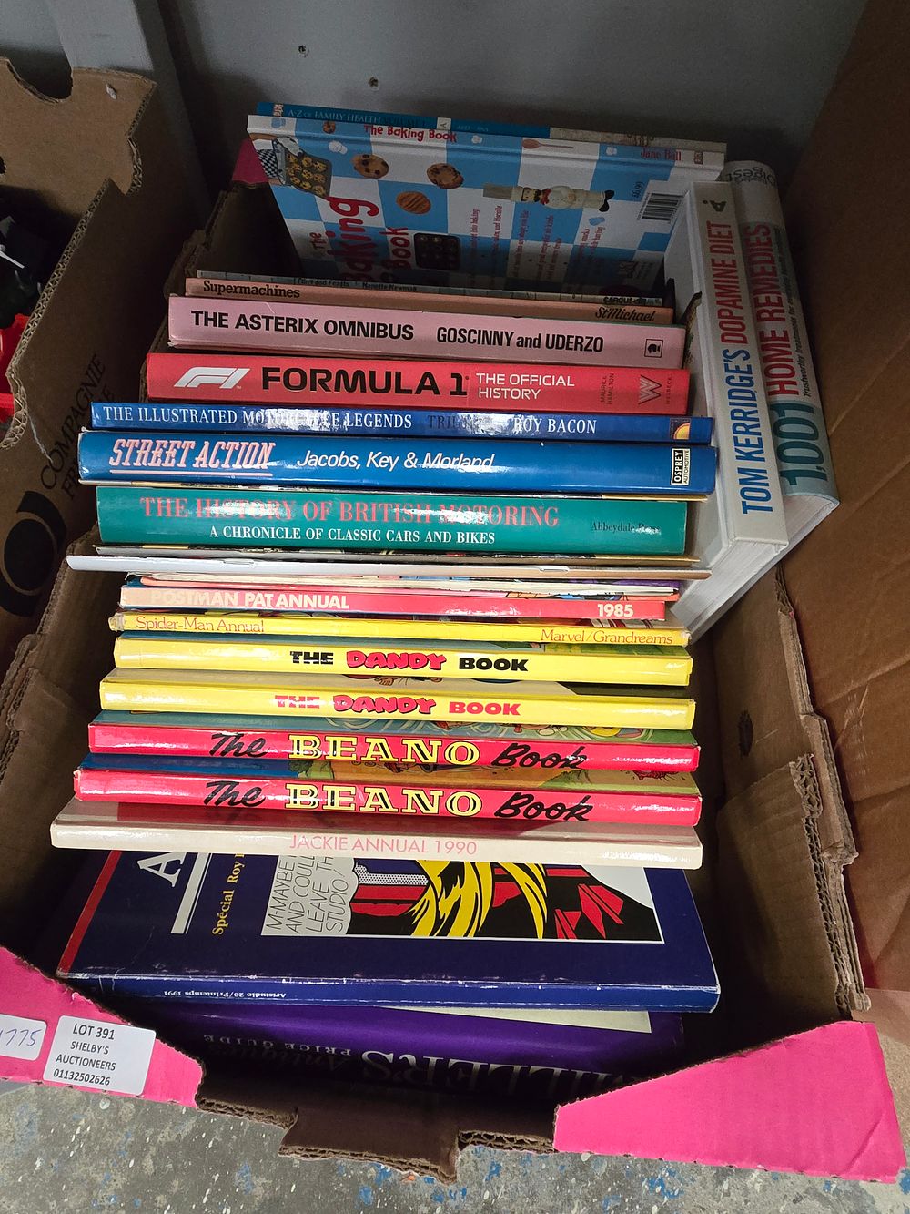 Lot 391: SELECTION OF BOOKS DANDY BEANO ETC