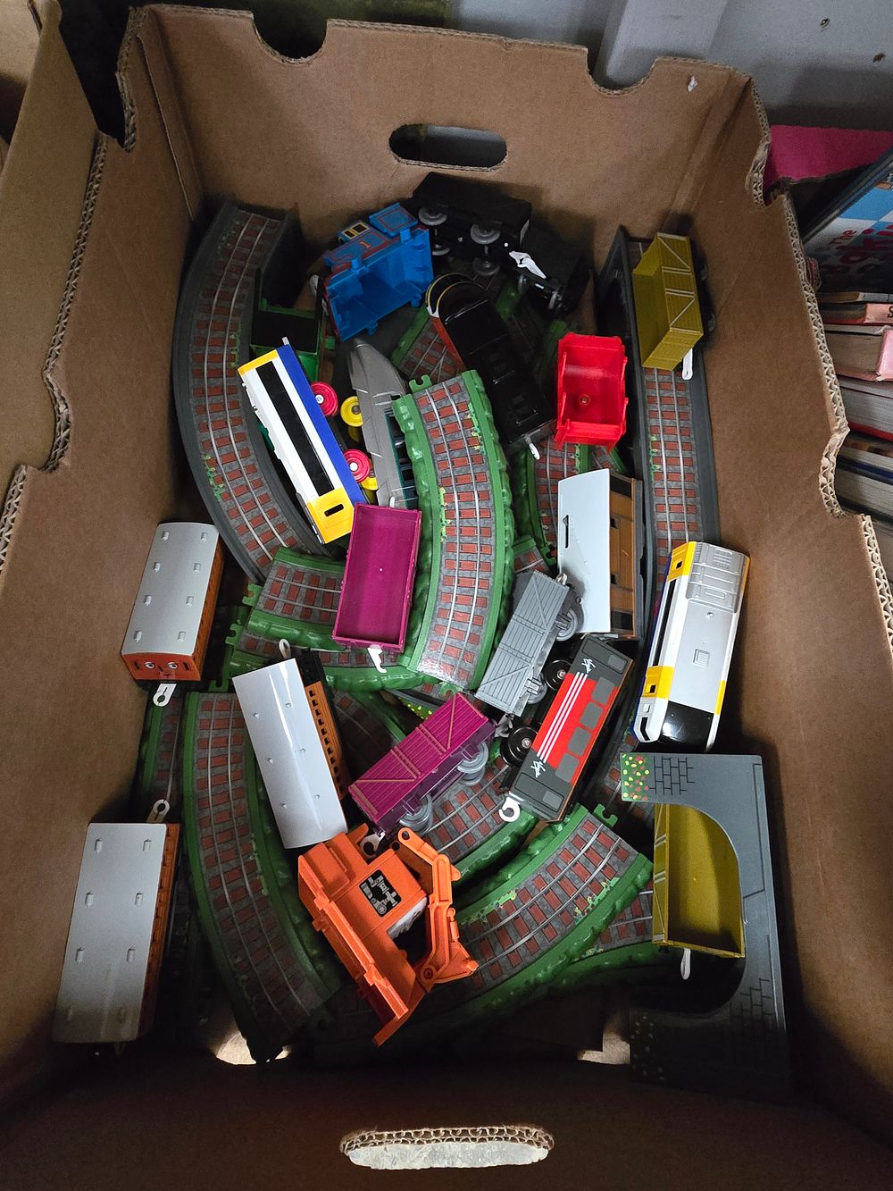 Lot 392: 1 X BOX CONTAINING THOMAS TANK ENGINE TRAINS...