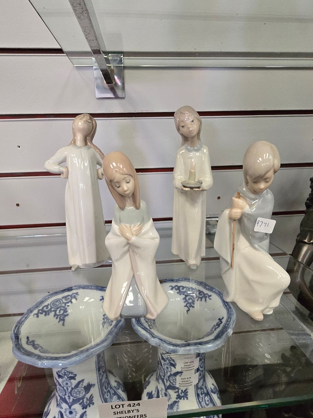 Lot 424: 4 X VARIOUS LLADRO FIGURINES ALL BED TIME...