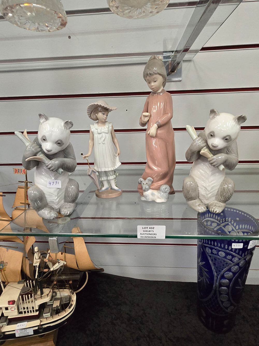 Lot 432: 4 X VARIOUS PIECES OF NAO POTTERY WARE...