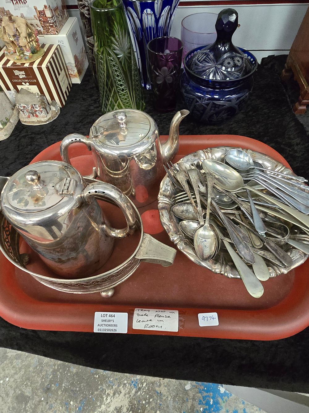 Lot 464: 1 X TRAY CONTAINING SILVER PLATED WARE ITEMS