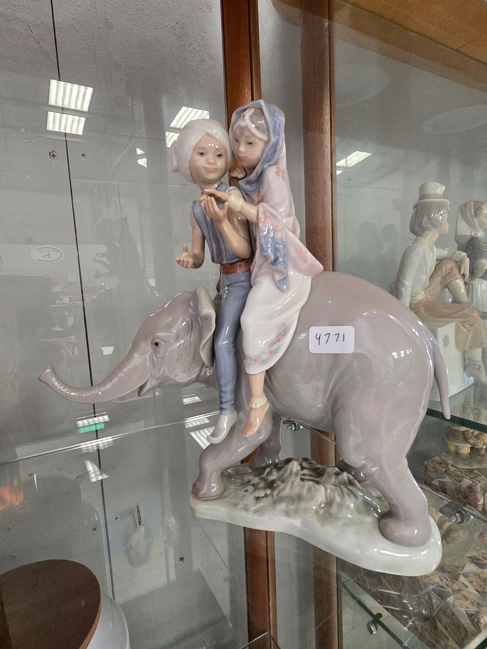 Lot 479: 1 X LLADRO HINDU CHILDREN ON ELEPHANT FIGURINE