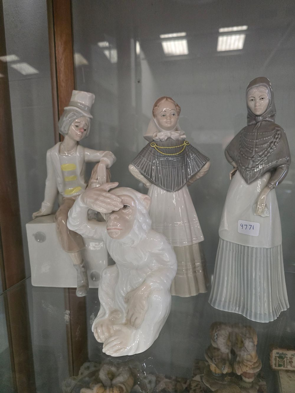 Lot 485: 4 X VARIOUS SPANISH POTTERY FIGURINES CLOWN 2...