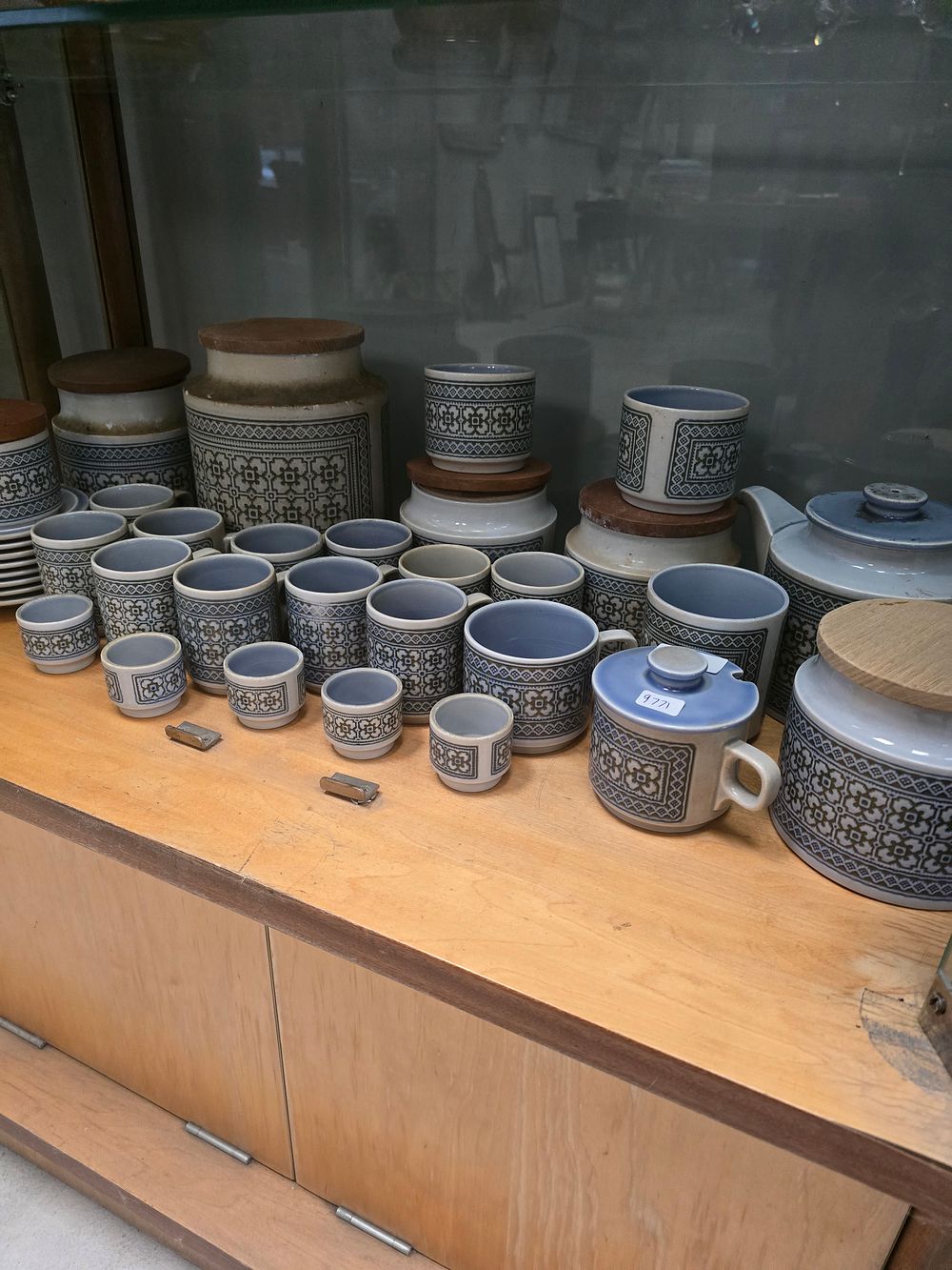 Lot 490: SELECTION OF HORNSEA TAPESTRY PATTERN POTTERY WARE ITEMS
