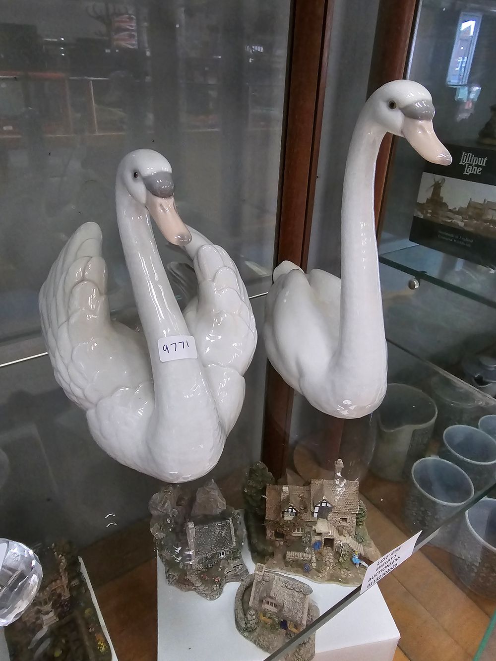 Lot 495: 2 X LLADRO LARGE SWAN FIGURES