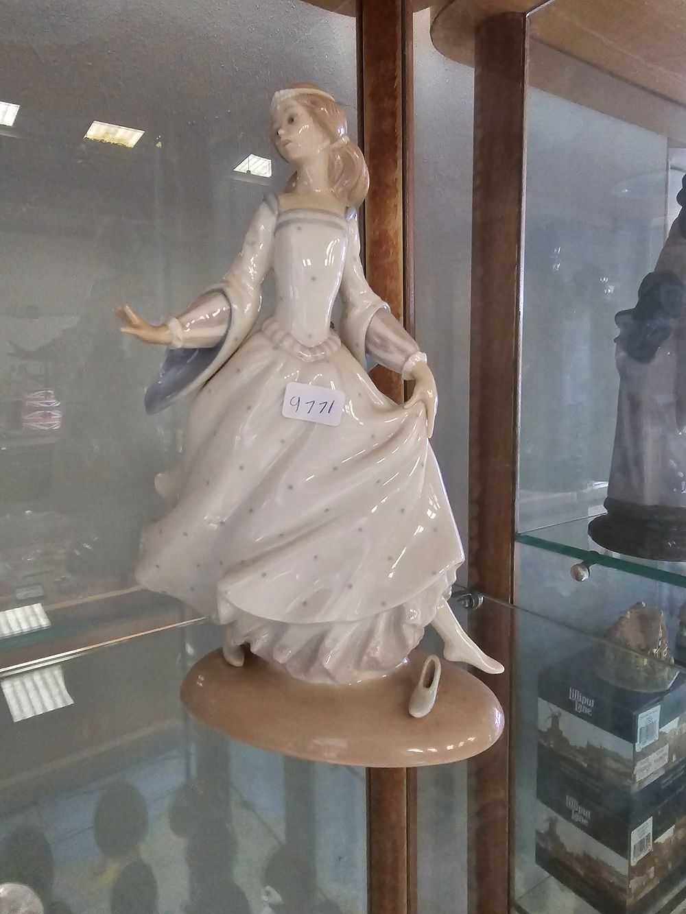 Lot 499: 1 X LLADRO CINDERELLA FIGURINE
