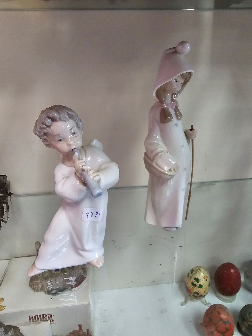 Lot 516: 1 X LLADRO GIRL FIGURINE WITH LLADRO CHRUB...