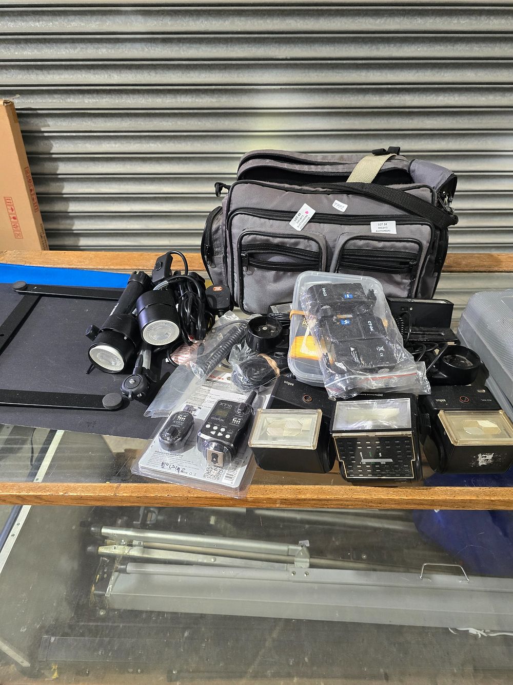 Lot 34: SELECTION OF VINTAGE CAMERA FLASHES WITH BENK STUDIO...