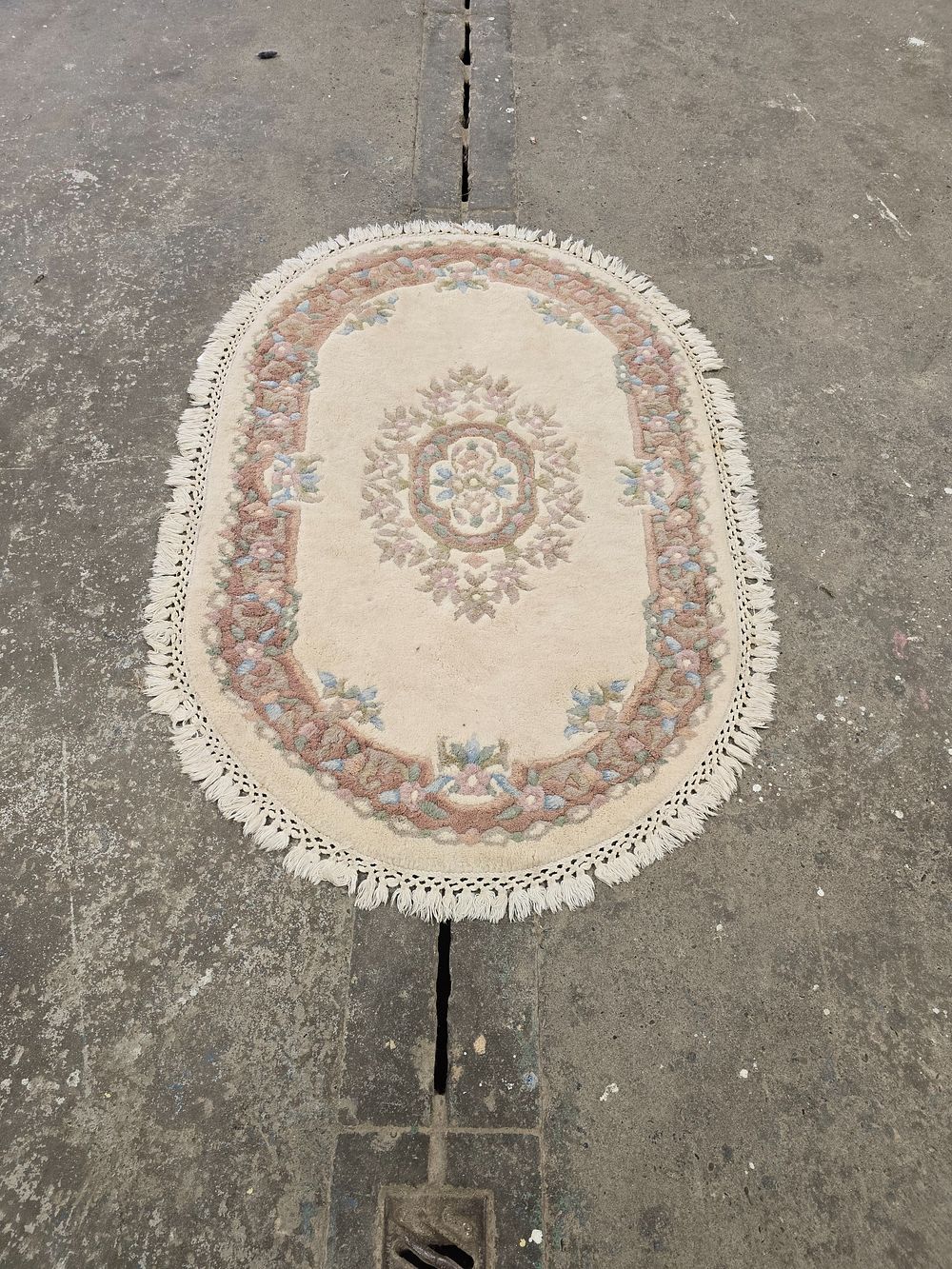 Lot 50: 1 X SMALL OVEL WOOLEN FLOOR RUG