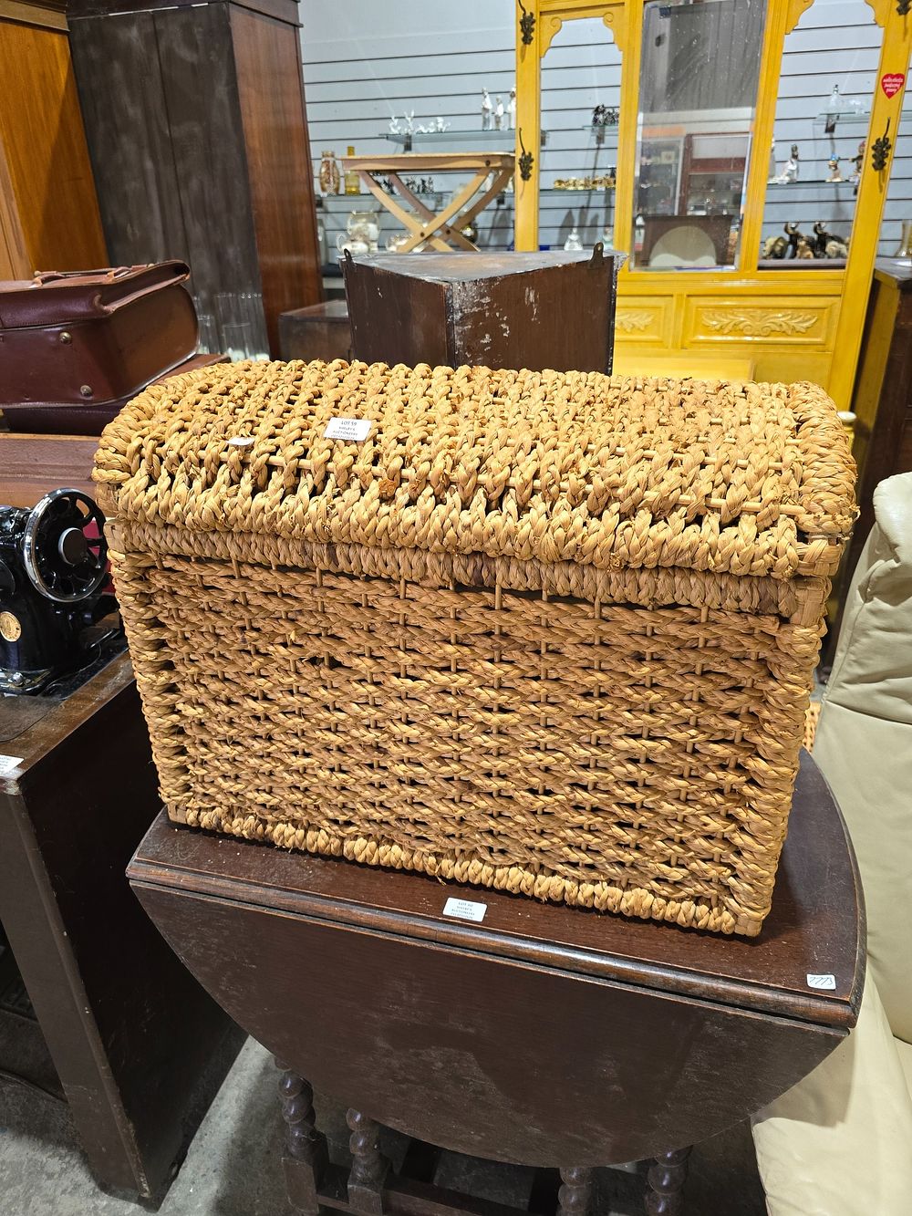 Lot 59: 1 X LARGE WICKER LINEN BASKET