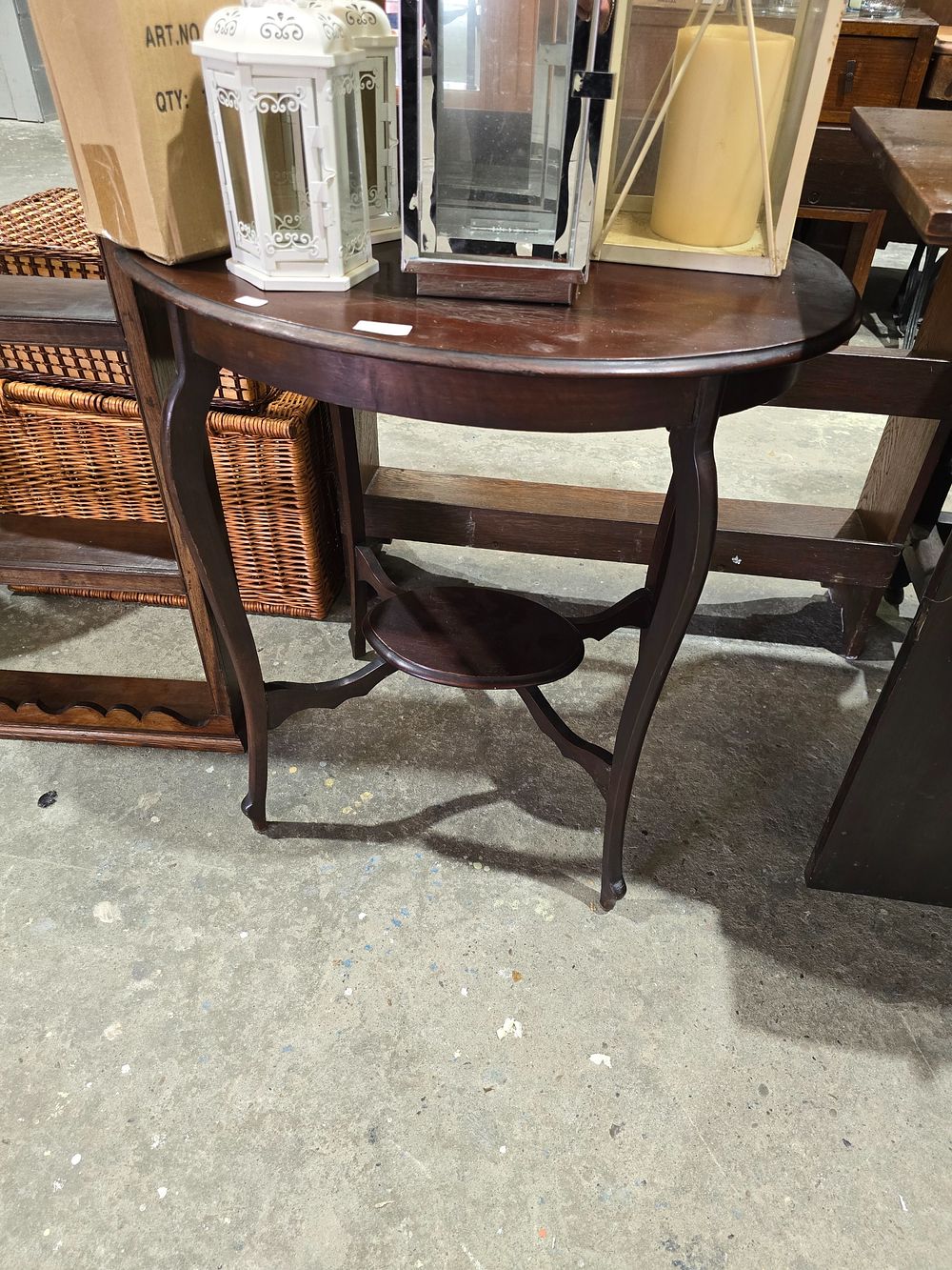Lot 63: 1 X MAHOGANY OCCASIONAL TABLE
