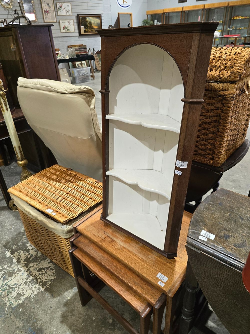 Lot 72: 1 X MAHOGANY CORNER DISPLAY STAND