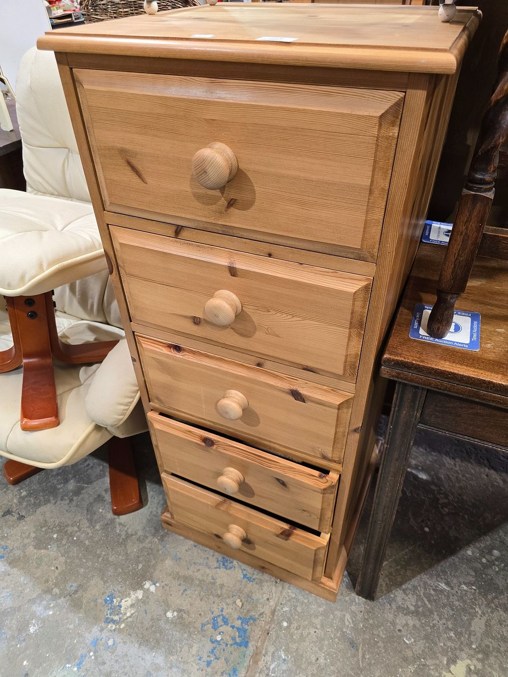Lot 80: 1 X SLIM LINE 5 DRWAER PINE CHEST...