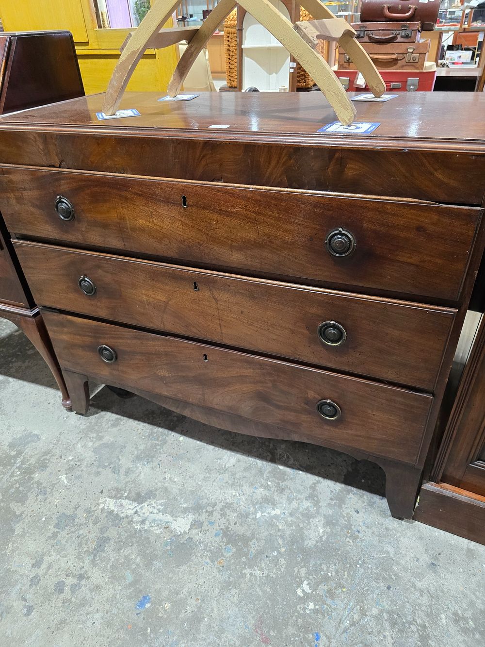 Lot 97: 1 X GEORGIAN MAHOGANY 3 DRAWER CHEST OF...