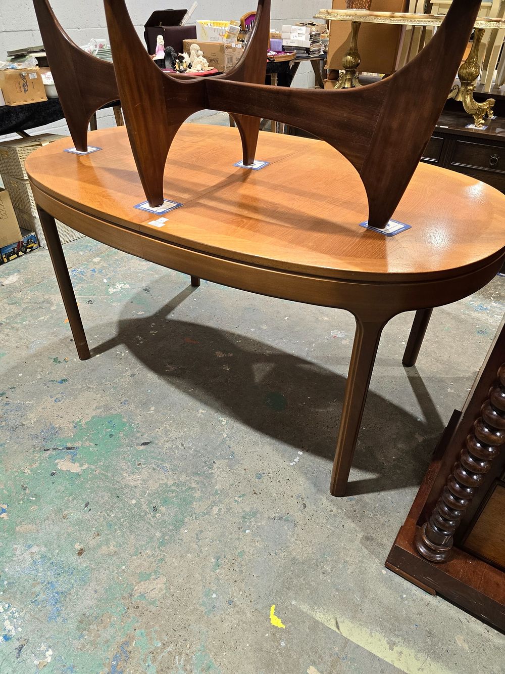 Lot 103: 1 X NATHAN EXTENDING DINING TABLE
