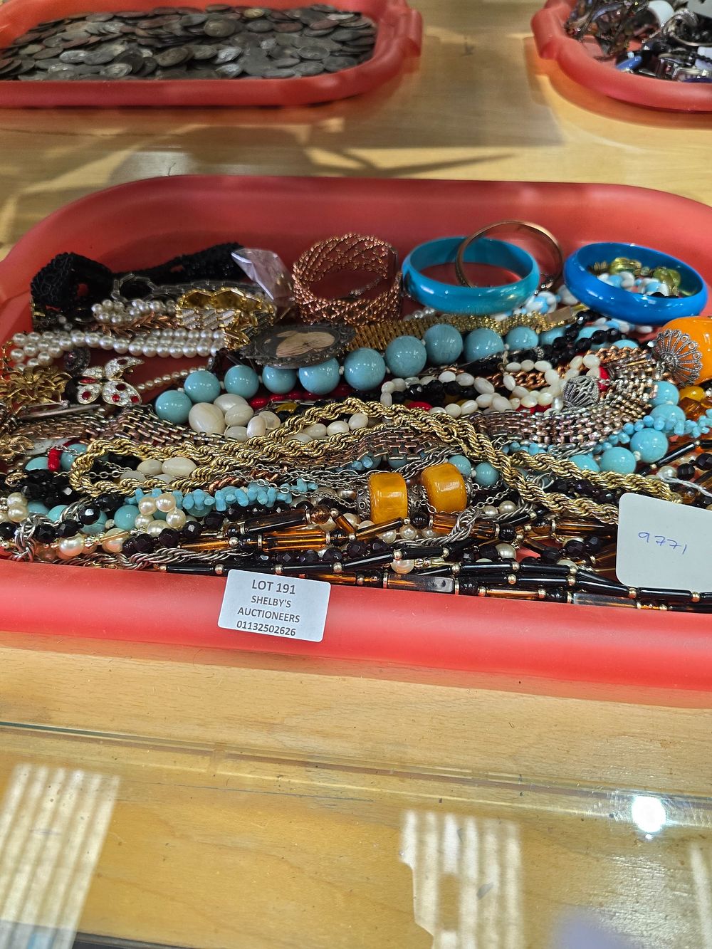 Lot 191: 1 X TRAY CONTAINING COSTUME JEWELLERY WARE ITEMS