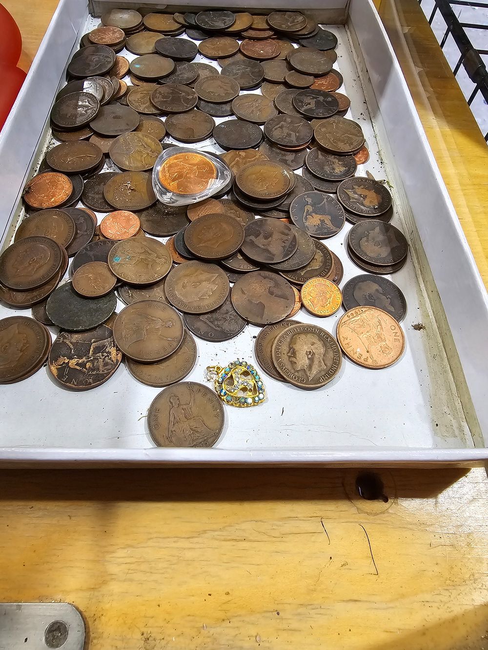 Lot 195: 1 X TRAY CONTAINING COPPER PENNIES