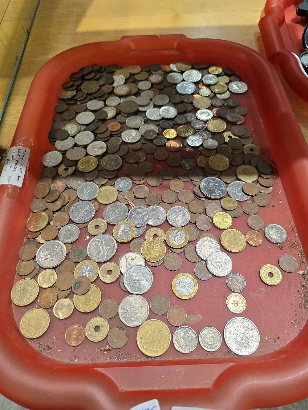Lot 206: 1 X TRAY CONTAINING VARIOUS BRITISH AND FOREIGN...