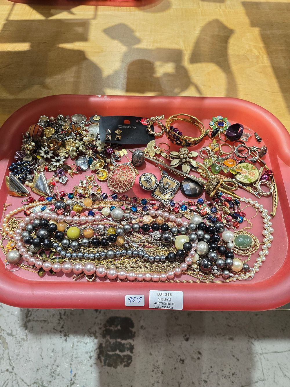 Lot 216: 1X TRAY CONTAINING COSTUME JEWELLERY WARE ITEMS