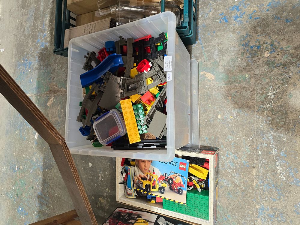 Lot 231: 1 X BOX CONTAINING LEGO
