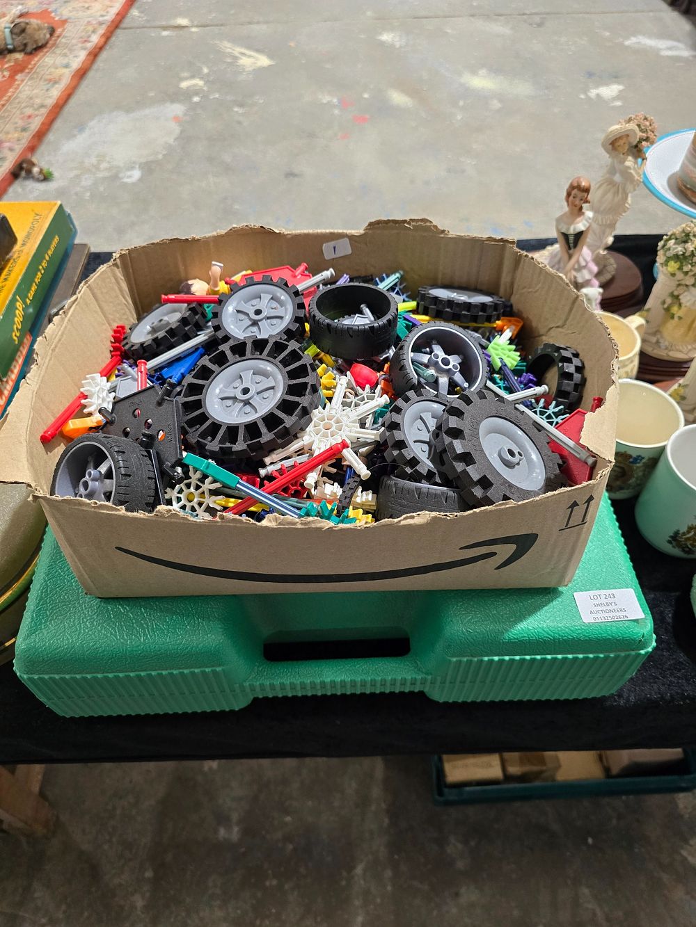 Lot 243: 1 X BOX OF KINEX WITH KINEX SET