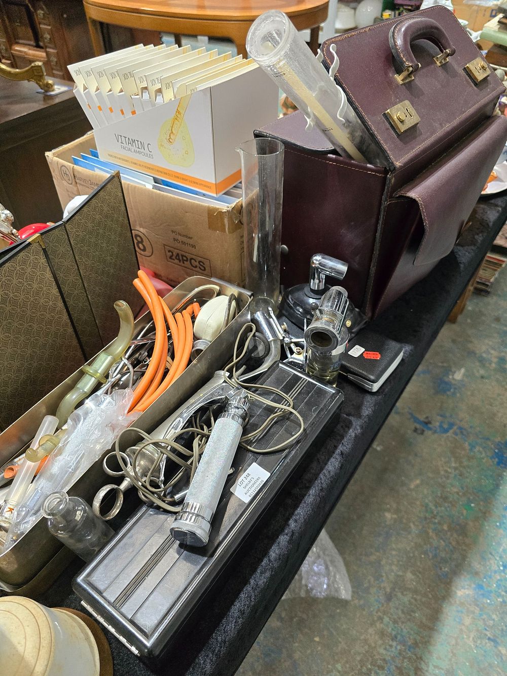 Lot 248: SELECTION OF VINTAGE MEDICAL ITEMS