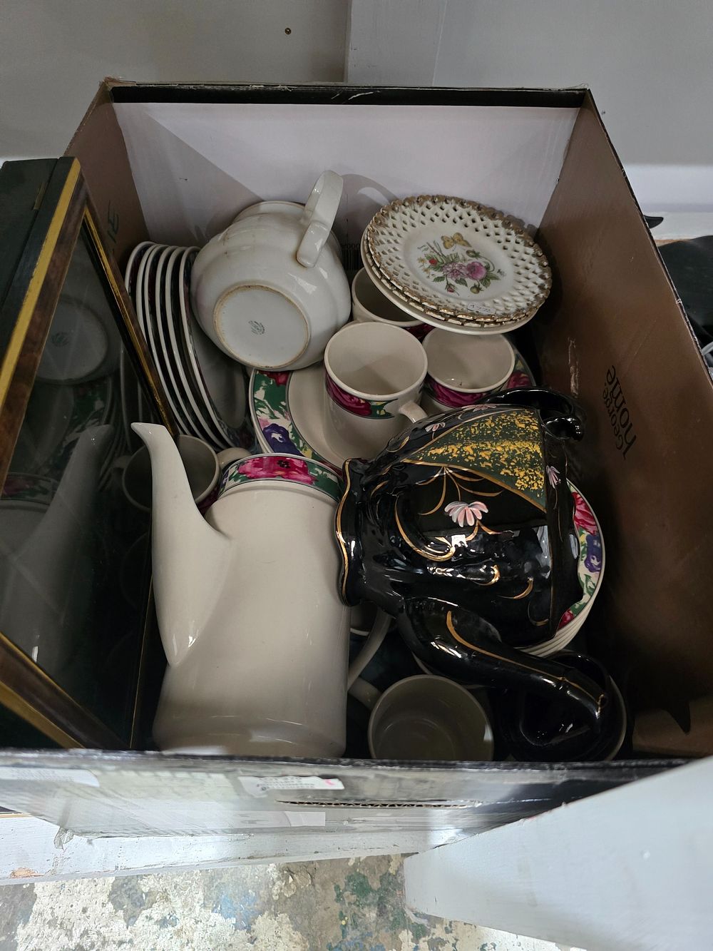 Lot 257: 1 X BOX CONTAINING POTTERY WARE ITEMS