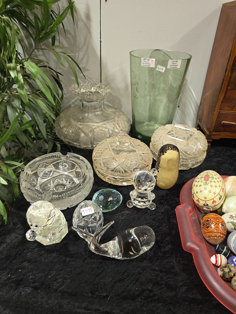 Lot 285: SELECTION OF GLASS WARE ITEMS POLAR BEAR VASES...
