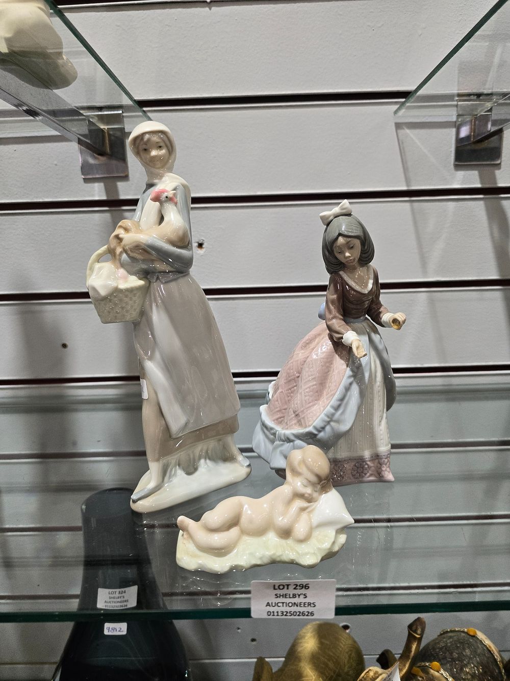 Lot 296: 3 X VARIOUS LLADRO FIGURINES