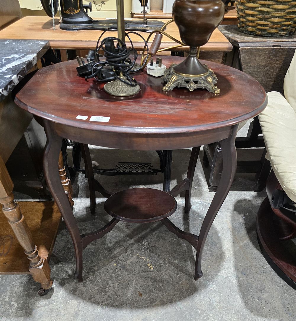 Lot 22: 1 X MAHOGANY OCCASIONAL TABLE