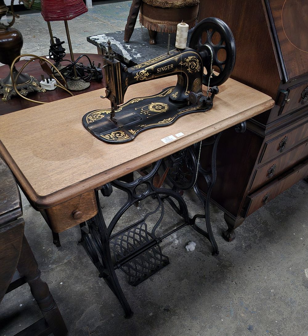 Lot 34: 1 X VINTAGE SINGER SEWING MACHINE TREDAL POWER...