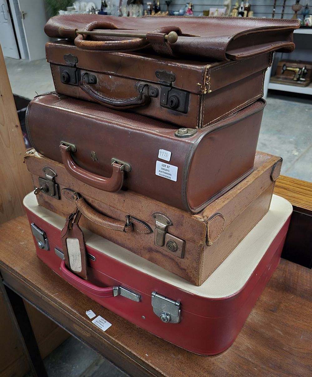 Lot 37: 4 X VARIOUS VINTAGE SUITCASES