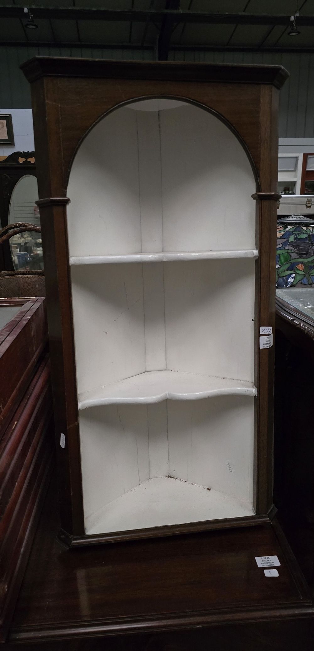 Lot 43: 1 X MAHOGANY CORNER DISPLAY STAND