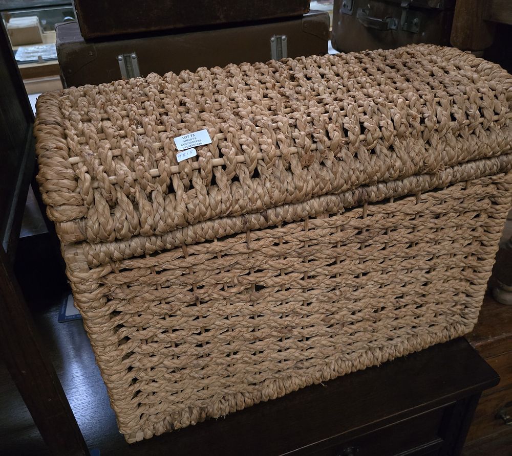 Lot 73: 1 X LARGE WICKER LINEN BASKET